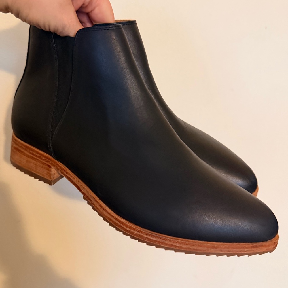NISOLO Eva everyday Chelsea leather boots, size 7.5 in black.